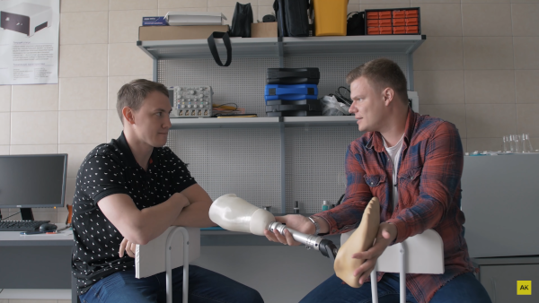 Протез, для которого была изготовлена гильза при помощи 3D-печати. Слева – Бузимов Александр, генеральный директор «3Д Технолоджи»