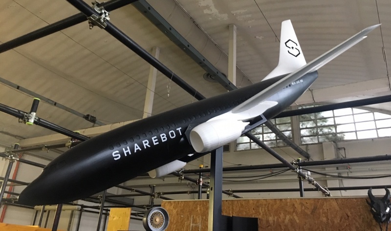 Части модели самолета, напечатанные на 3D-принтере Sharebot