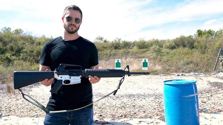 Коди Уилсон на полигоне недалеко от Остина, штат Техас, демонстрирует свое «нулевое» огнестрельное оружие. Изображение Forbes