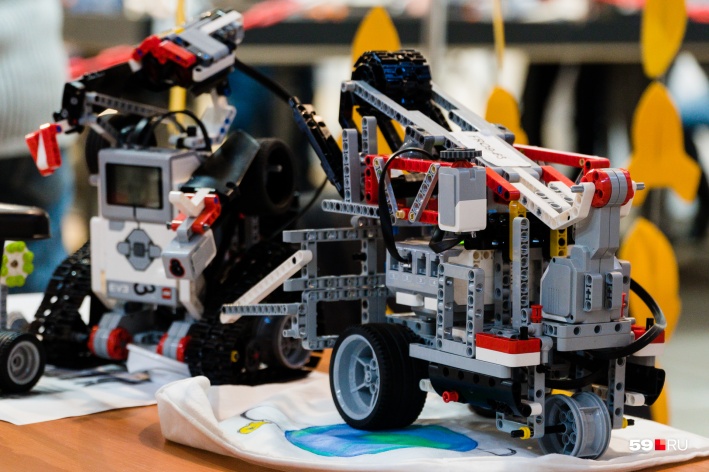 Роботы собраны из конструкторов Lego