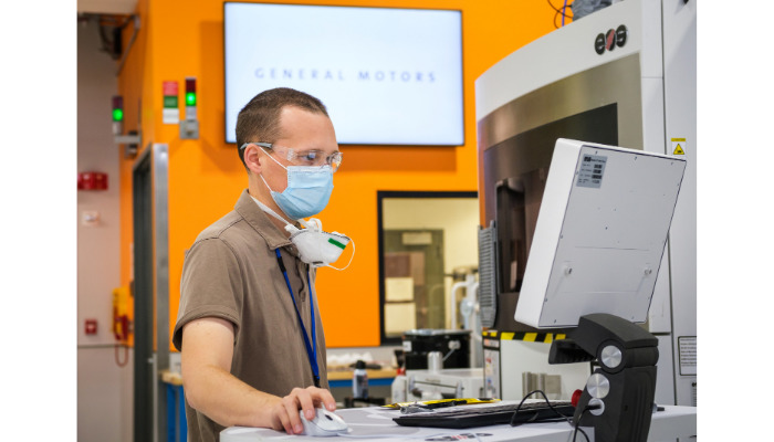Инженер изучает 3D-принтер в Центре аддитивной индустриализации GM