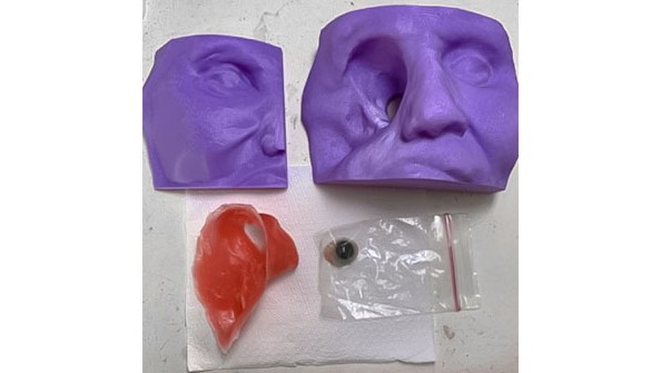  Распечатанное на 3D-принтере лицо Лолы и образец конструкции силиконового протеза.