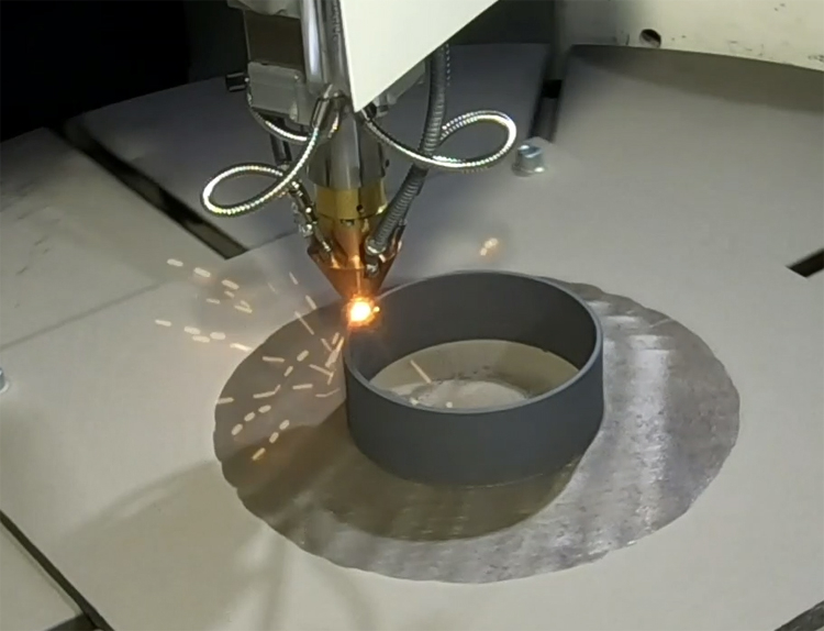 Сначала заготовка выращивается методом 3D-печати из специальных жаропрочных металлических порошков.