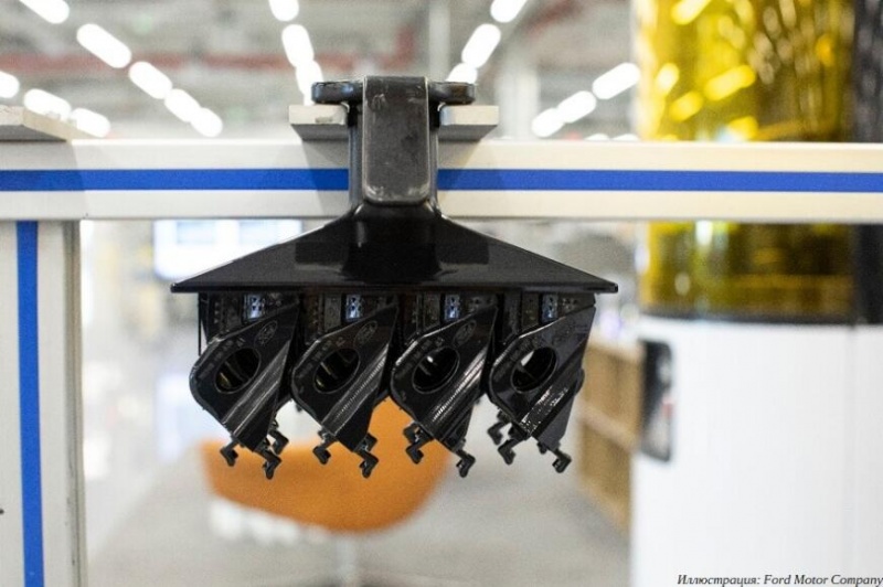 Роборука на колесиках обслуживает 3D-принтеры компании Ford