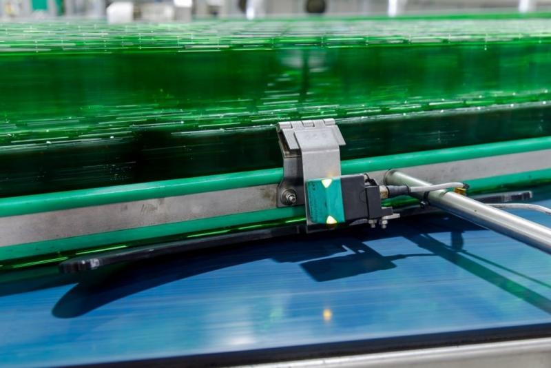 Компания Heineken оптимизировала направляющую для бутылок конвейерной ленты 3D-печатными деталями, для предотвращения закупорки.