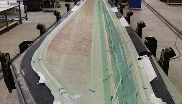 13-метровое лезвие из термопласта, напечатанное на 3D-принтере исследовательской группой NREL в Центре образования и технологий производства композитов (CoMET). 