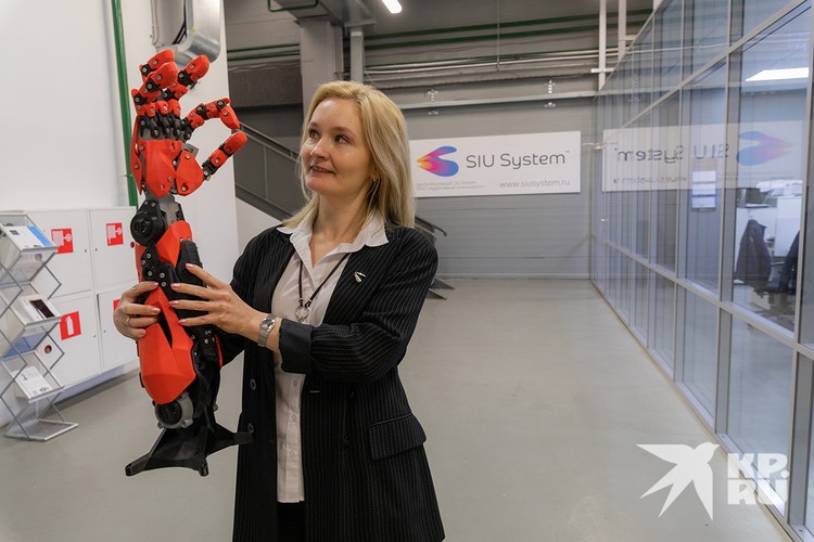 Мария Борисова рядом держит «роборуку», напечатанную на 3D-принтере