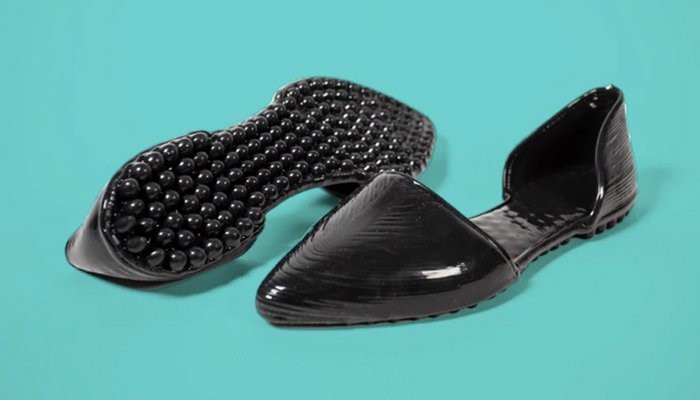 Обувь будет напечатана на 3D-принтере прямо в лотке, содержащем многоразовую вязкую гелевую формулу на водной основе.