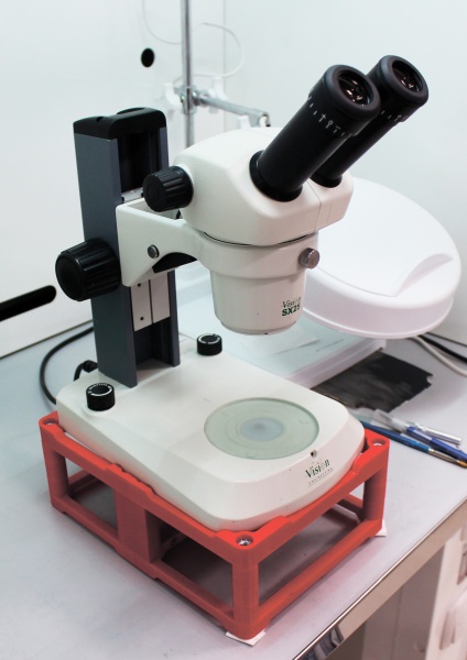 Рис. 5 - Предметный столик с подсветкой для микроскопа