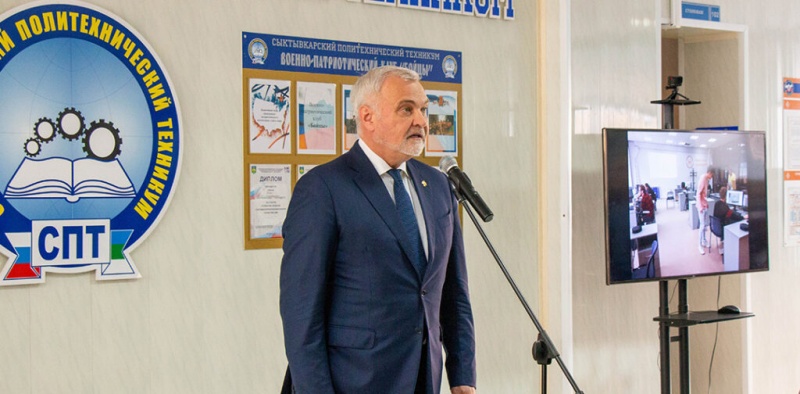 Глава Республики Коми Владимир Уйба на открытии мастерских в Сыктывкарском политехническом техникуме