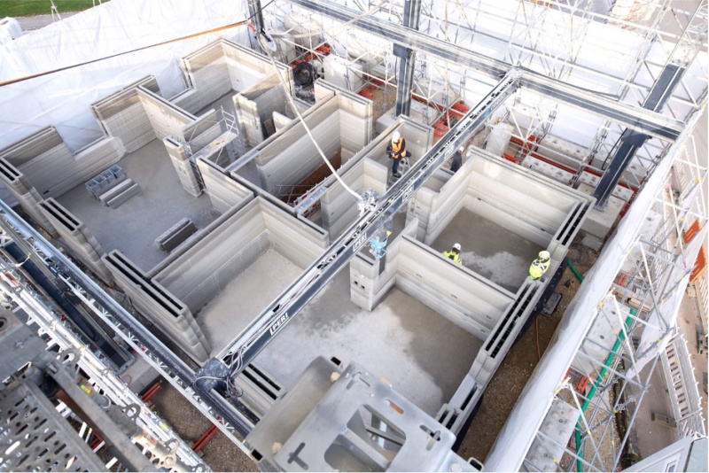 Рис. 9. Строительство компанией Beckum в Германии в 2020 г. трехэтажного дома с помощью тренажера 3D печати COBOD 