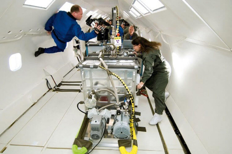 &#9; Рис. 2. Инженеры NASA испытывают EBSS-систему в условиях  невесомости (2007 г.) [8]