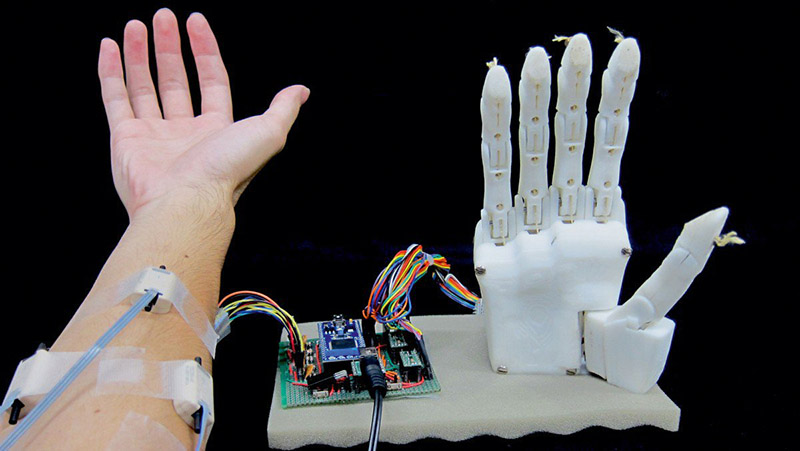 Рис. 21. Протез руки использует сигналы от электродов и машинное обучение для копирования положения руки