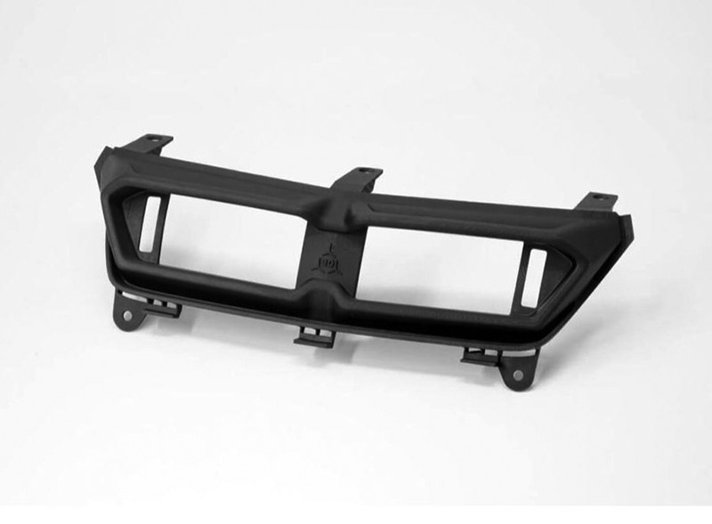 Рис. 7. Вентиляционный короб (a) на панели Lamborghini SiánS (b),  напечатанный на принтере L1 Carbon 