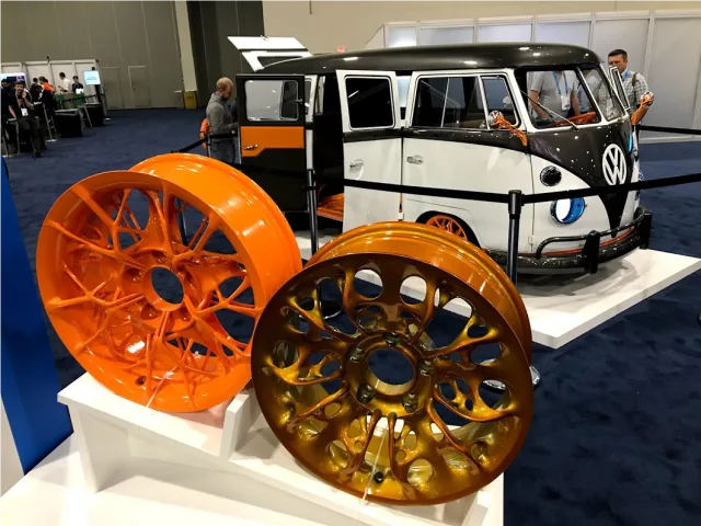 а) диск колеса микроавтобуса VW (слева) и задняя вилка мотоцикла (справа),  выполнено в Autodesk Fusion 360 [12]