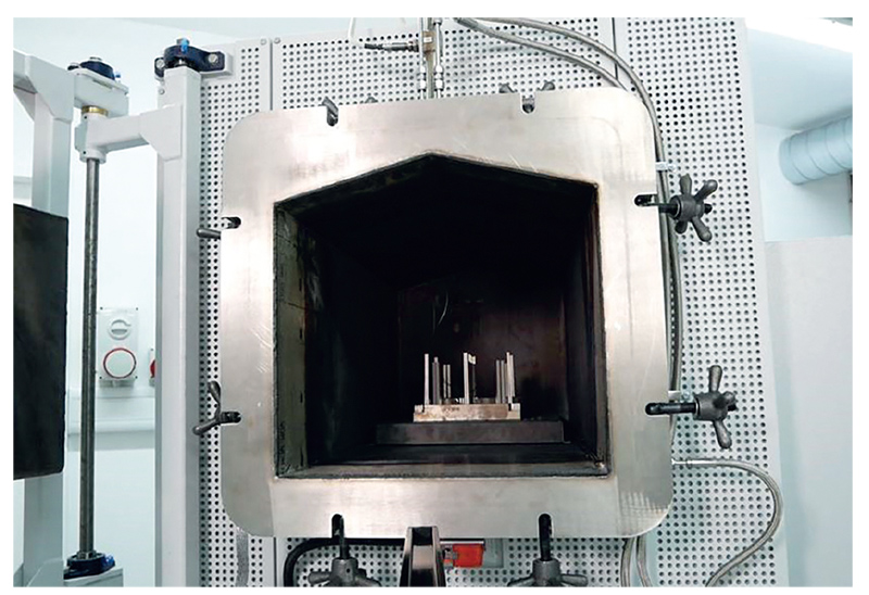 Рис. 2. Металлическая реторта печи GPCMA/174 с изделием, изготовленным с применением аддитивных технологий, используемая для снятия внутренних напряжений