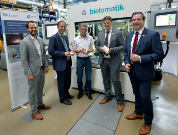  (Слева направо) Кристиан Виснер, FIT Additive Manufacturing Group; Dietmar Drummer, FAU / LKT; Баварский министр науки Бернд Си
