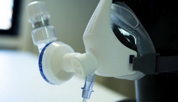 специальный напечатанный соединитель преобразующий стандартное медицинское оборудование в неинвазивную маску PEEP (NIP)