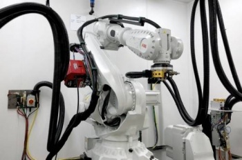 робот, контролирующий производство деталей на 3D-принтере