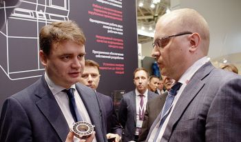 Председатель совета директоров АО «Лазерные системы» Алексей Борейшо (на фото справа) рассказывает заместителю министра промышле