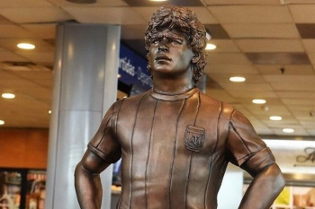 В аэропорту Буэнос-Айреса установили 3D-печатную статую Диего Марадоны