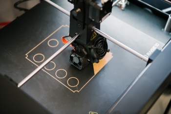 Детали изготавливают на 3D-принтере специалисты Быстринского ГОКа