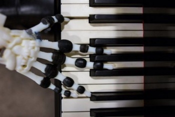В Кембридже напечатали на 3D-принтере механическую руку, которая играет на пианино  
