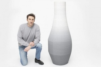 Дизайнер из Вены представил стильную 3D-печатную бетонную мебель с градиентным окрашиванием