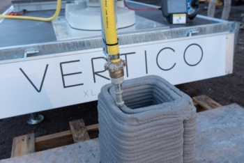 Слой за слоем специального бетона наносится для изготовления бетонных конструкций. (Источник: Vertico)