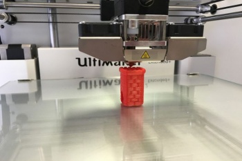 На 3D-принтере распечатали пластиковый блок, который способен выдержать попадание пули