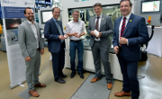  (Слева направо) Кристиан Виснер, FIT Additive Manufacturing Group; Dietmar Drummer, FAU / LKT; Баварский министр науки Бернд Си
