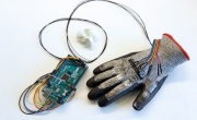 Новая бионическая перчатка считывает информацию от своего владельца на языке жестов