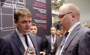 Председатель совета директоров АО «Лазерные системы» Алексей Борейшо (на фото справа) рассказывает заместителю министра промышле